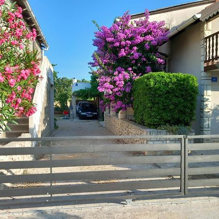 Familien Ferienhaus Vir Croatia 150M Strand Restaurant Einkaufen Eksteriør billede