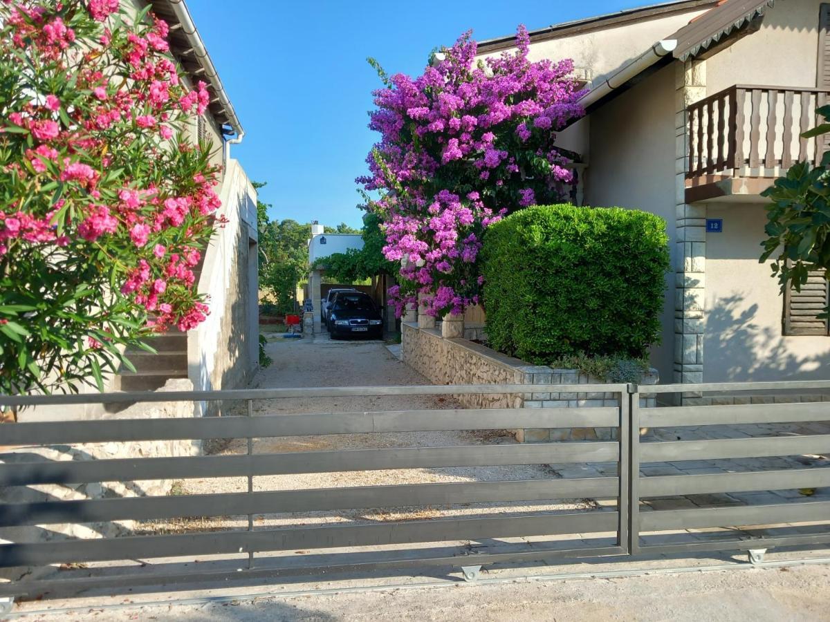 Familien Ferienhaus Vir Croatia 150M Strand Restaurant Einkaufen Eksteriør billede